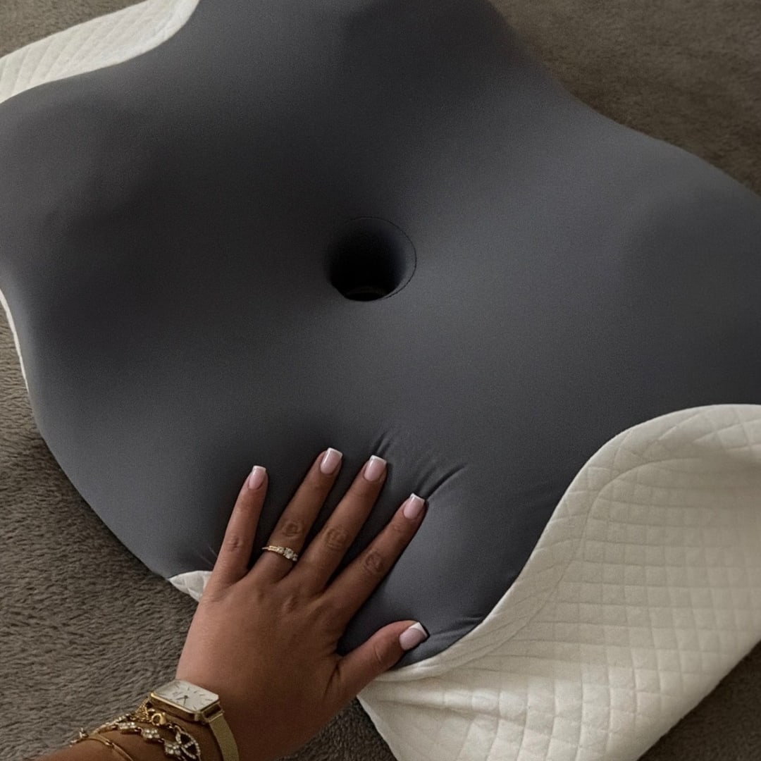 Main posée sur l’oreiller ergonomique gris foncé