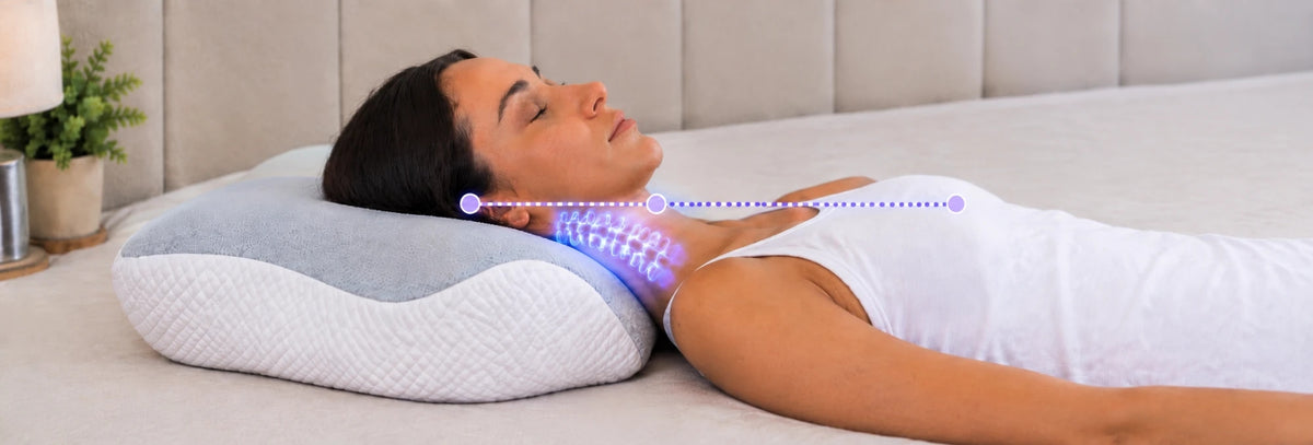 Femme endormie sur le dos, la nuque soutenue par l’oreiller ergonomique, tête et colonne cervicale alignées